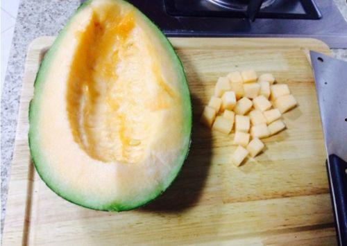 老美吃哈密瓜视频,品尝新疆美味